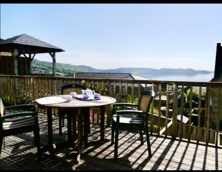 Fantastic Spacious House With Beautiful Panoramic Views Of The Bay Only A Few Minutes Walk From Beach Harbour And Restaurants This House Has 3 Bedrooms 3 Bathrooms And 2 Lovely Sitting Rooms Lyme Regis Kültér fotó